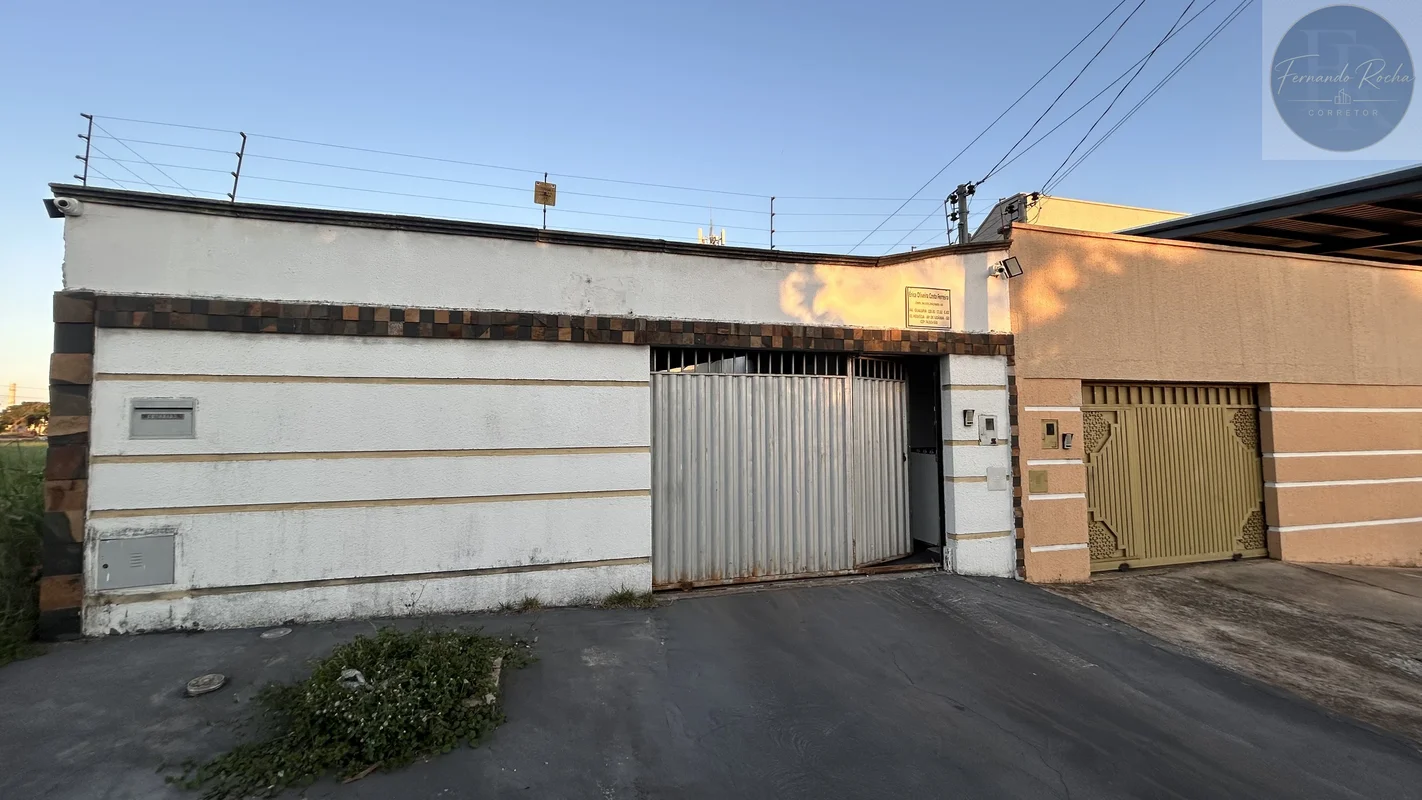 Alugo casa na Avenida no Setor Jardim Helvécia Casa térrea com ¾ sendo uma suíte...