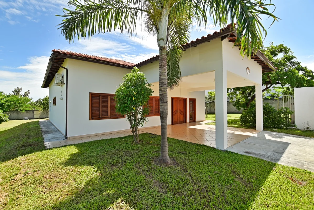 - Excelente investimento !- Casa na quadra 4 em dois lotes com possibilidade de ...