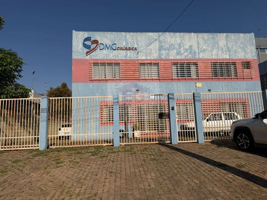 SIA TRECHO 17 RUA 20 LOTE 70PREDIO COM 02 ANDARES, GRADEADO, MUITAS GARAGENS, NA...