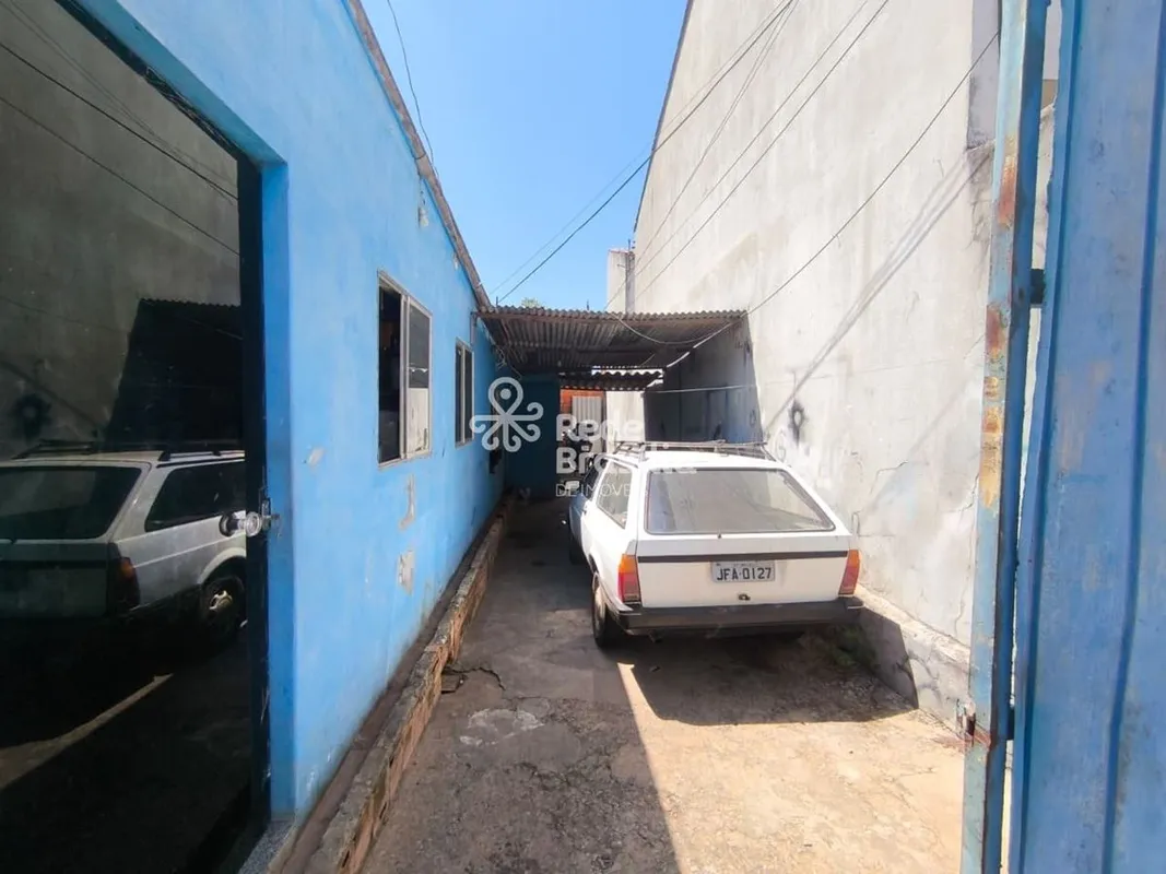 Ótima oportunidade para morar ou investir!Imóvel composto por três casas indepen...