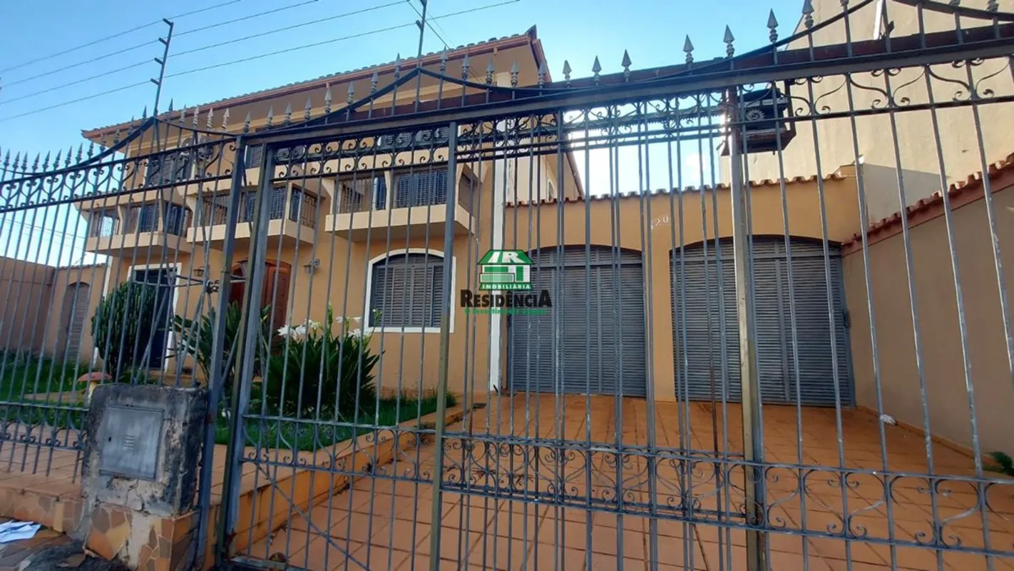 Pavimento superior:05 quartos, sendo 01 suíte com closet;Banheiro social;Varanda...