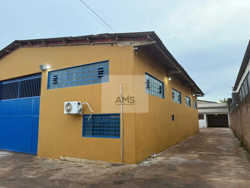 Ótimo galpão disponível próximo a BR 020 Galpão com 380 m²Corredor lateral para ...