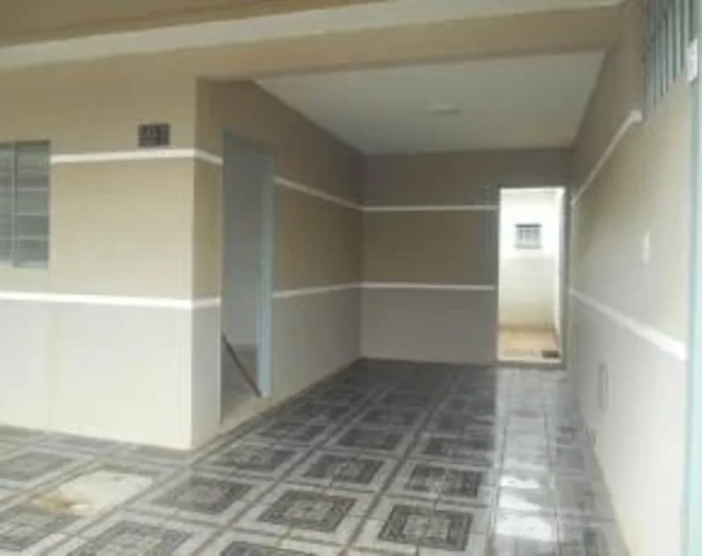 Casa bem localizada entrada de rua, fácil acesso, muito servida por òtimos comér...