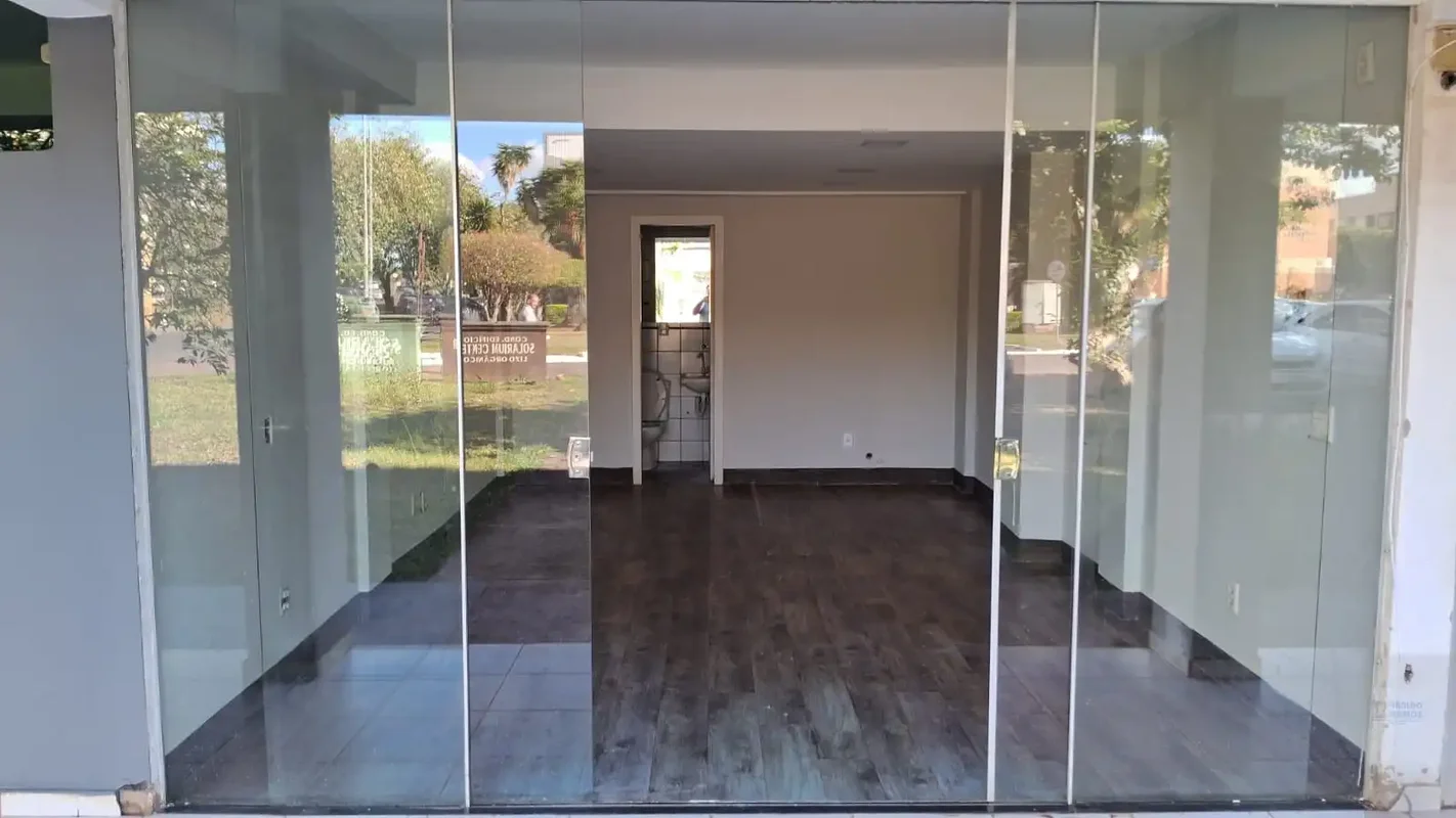 Loja comercial com 36 m² no Sudoeste Ed Solarium Ótima loja com vão livre e um b...