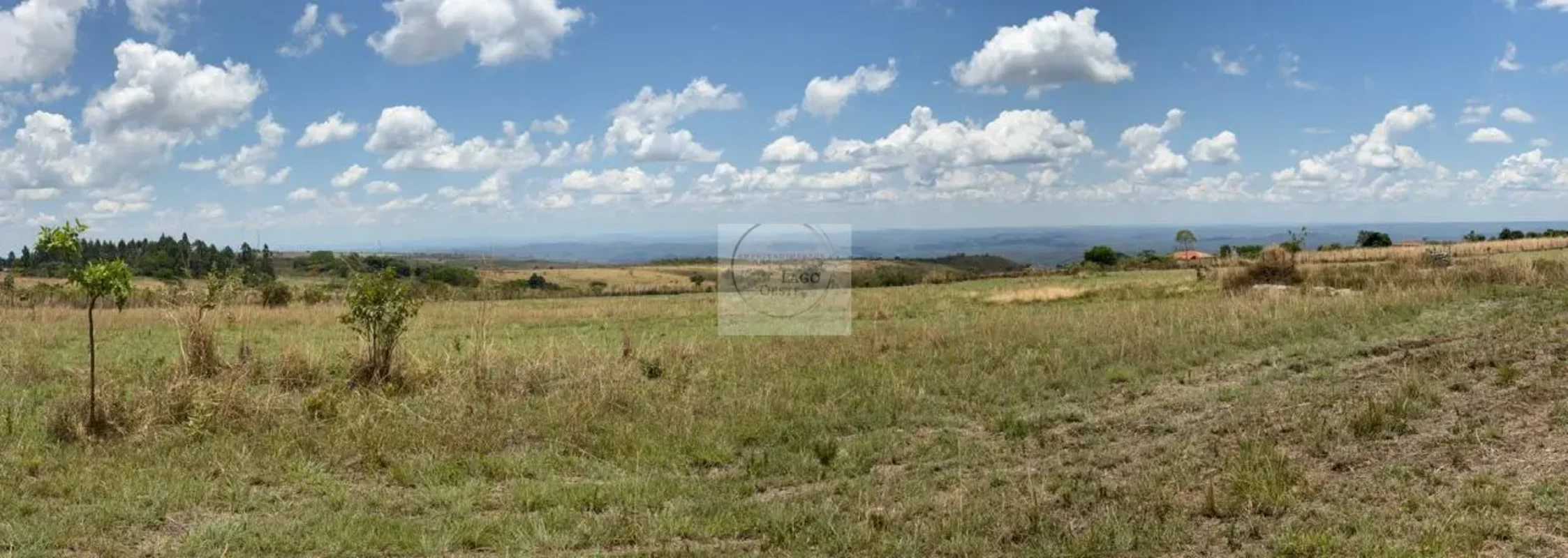 CHÁCARA COM MINA E VISTA PARA O VALE Descubra uma oportunidade única de viver em...