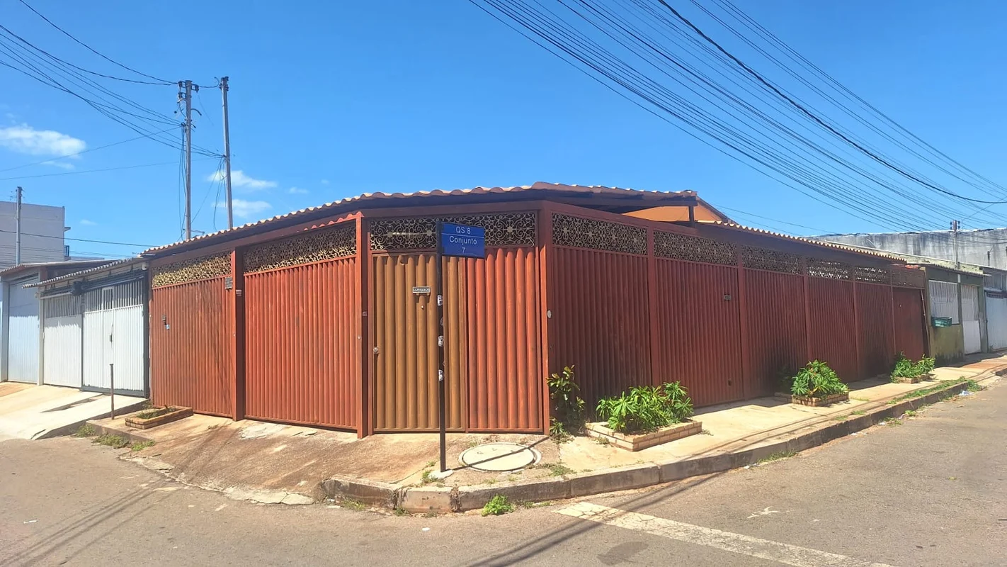 OPORTUNIDADE PARA MORAR OU INVESTIR!CASA DE ESQUINA À VENDA NA QS 8 – RIACHO FUN...