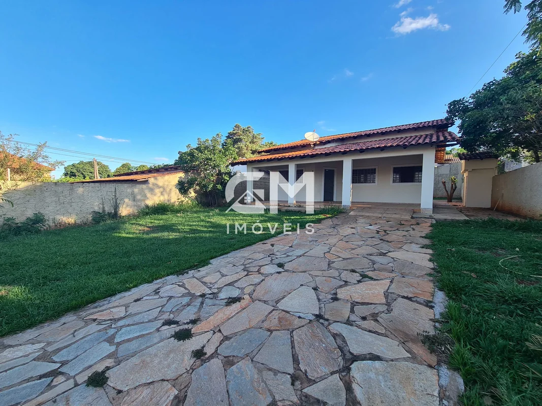 A GM Imóveis aluga excelente casa no Condomínio Jardim Ipanema – Sobradinho/DF.O...
