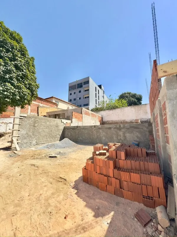 LEÕES DA CORRETAGEM VENDE O IMÓVEL QUE VOCÊ PROCURALote de 180 m², murado e plan...
