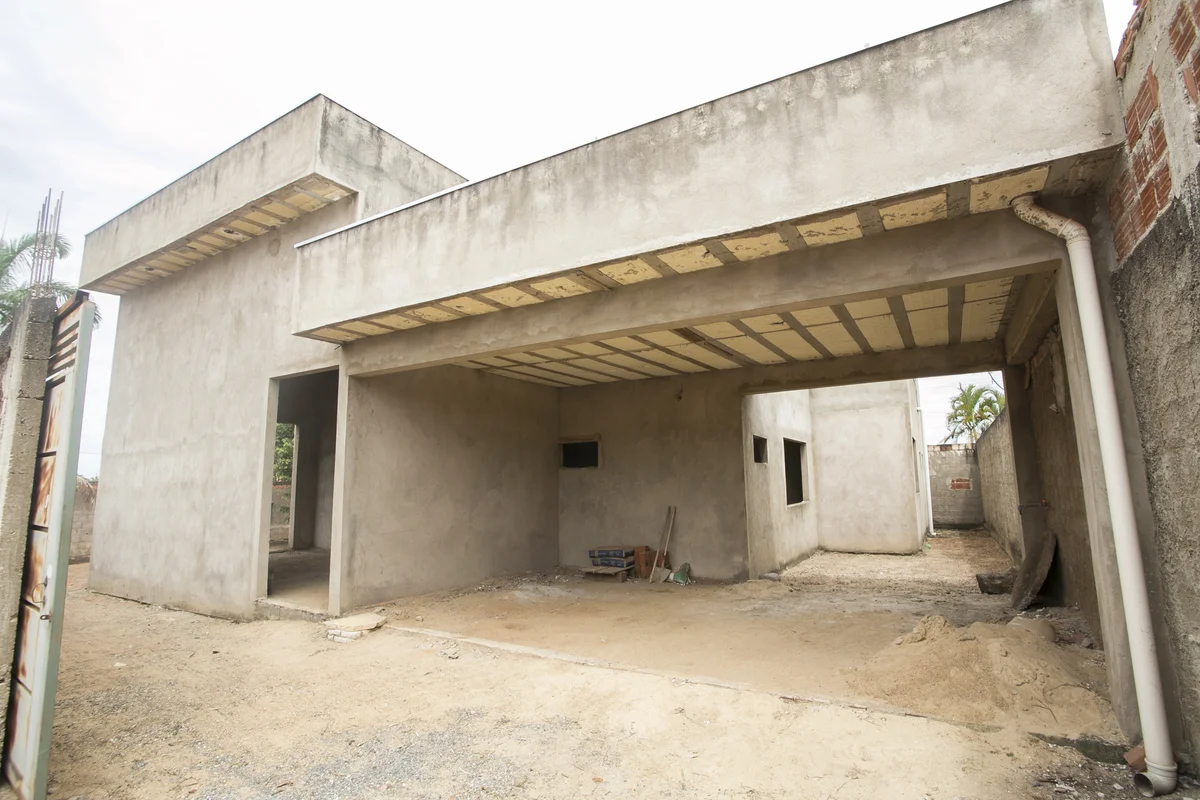 Casa não terminadaLote 525m2Casa 350m2Sala com pé direito 6msendo 2 amplas salas...