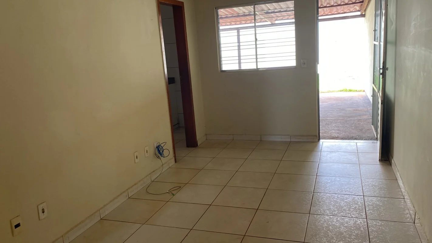Casa espaçosa com 3 quartos, Res. Saez Res. Tempo novo, Goiânia-GODescrição:•3 q...
