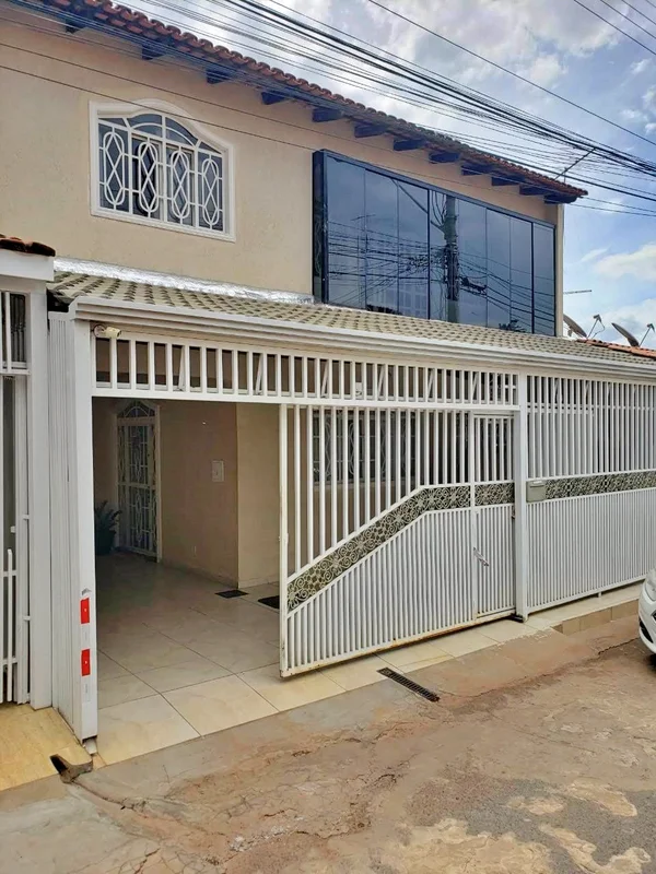 SOBRADO À VENDA NA QNP 10 – P SULExcelente sobrado em lote de 250m², com ótimo a...