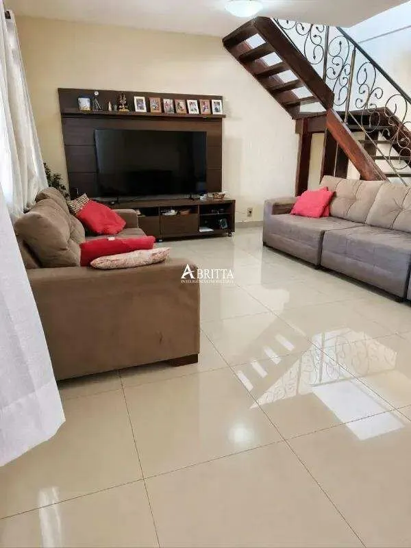 Espaço para sua família, lazer privativo e comércio por perto.Com 240 m² de área...