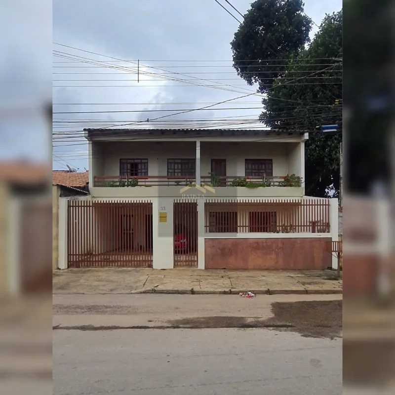 Batista Soluções Imobiliárias vende:Excelente sobrado com 4 quartos e 2 apartame...