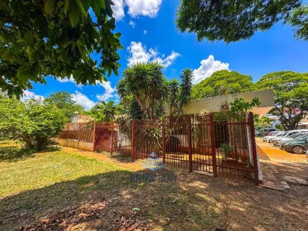 O charme cl?ssico de morar na Asa Sul com a raridade de uma casa t?rrea, solta n...