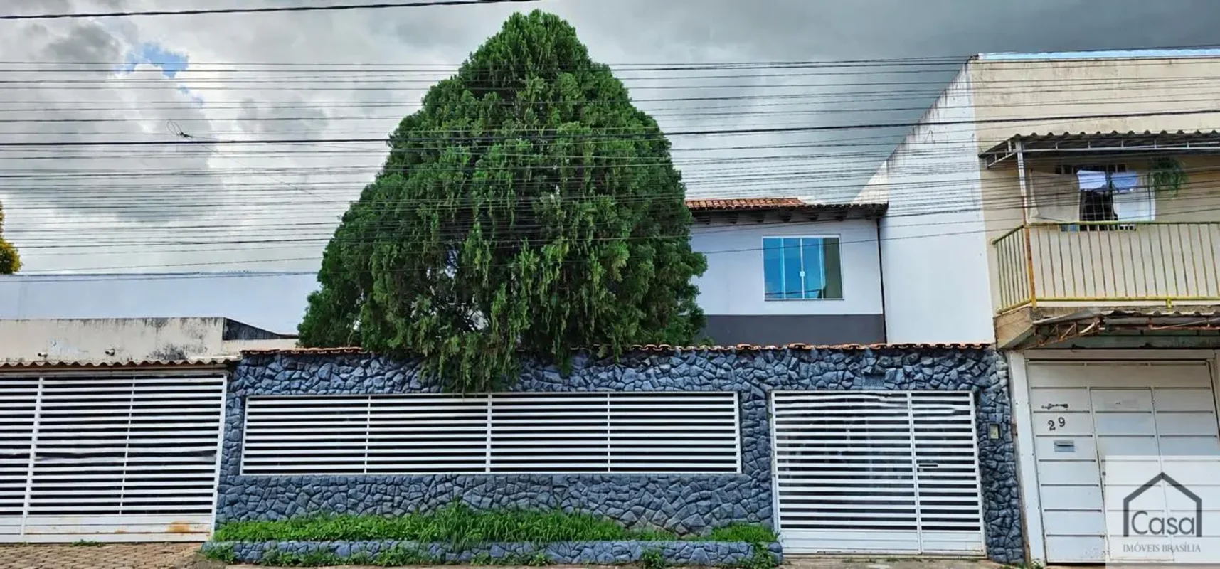 CASA IMÓVEIS VENDE: - Casa de alto padrão no St. Tradicional, na melhor Localiza...