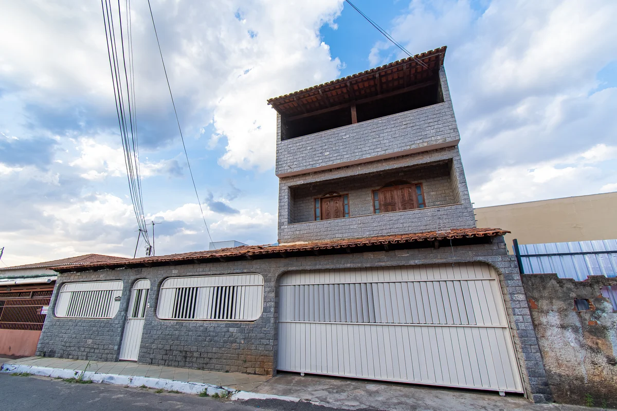 CASA À VENDA NA METROPOLITANA – NÚCLEO BANDEIRANTE | 4 QUARTOS | 2 SUÍTES | 200M...