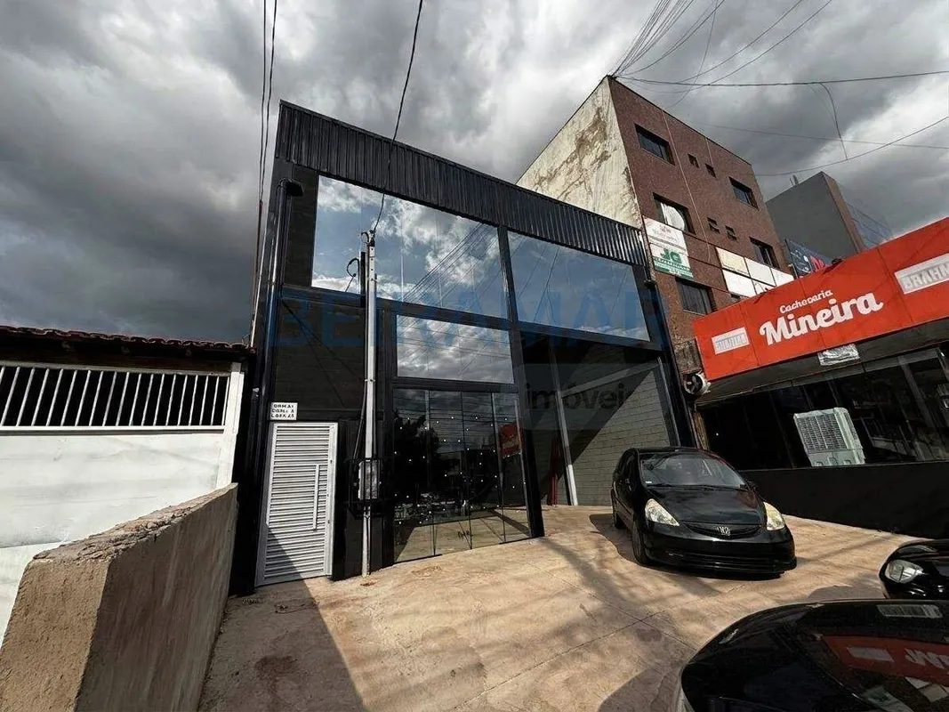 Descrição do imóvelImóvel comercial com ambientes amplos e bem distribuídos, ide...