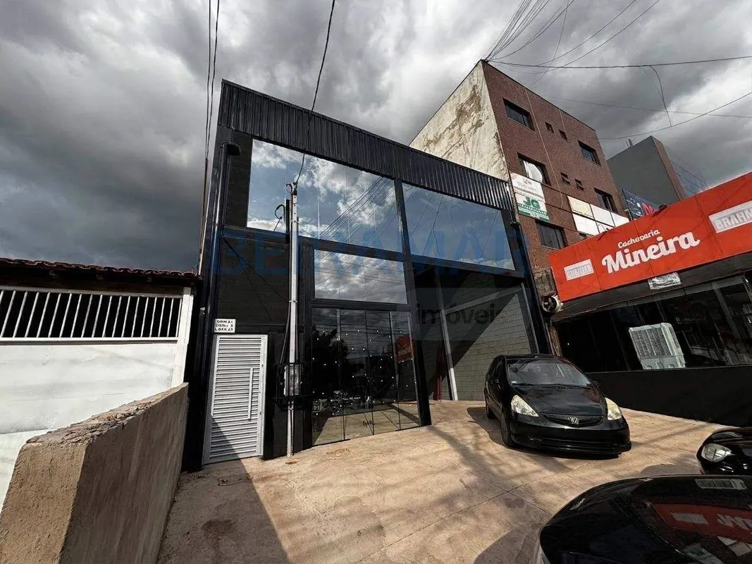 Descrição do imóvelImóvel comercial com ambientes amplos e bem distribuídos, ide...