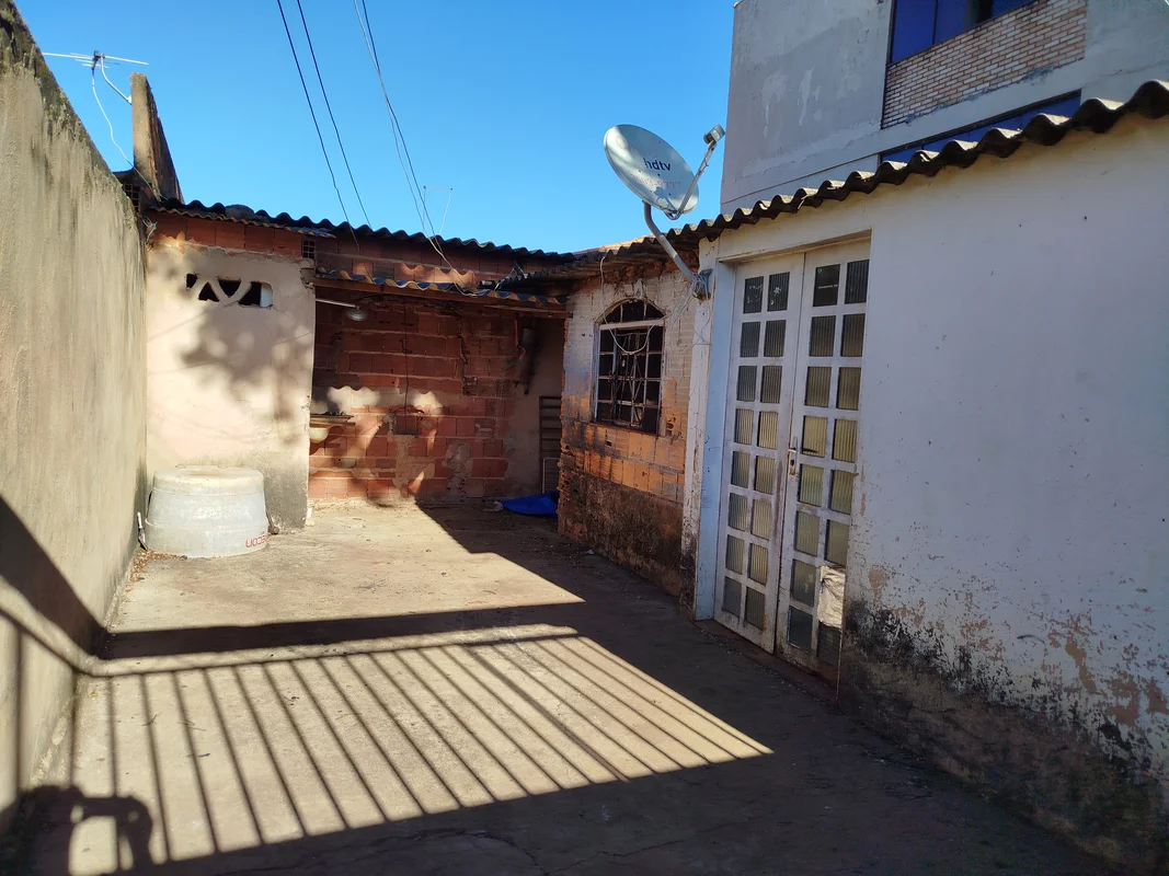 Excelente Lote de esquina com duas casas, na Quadra 310 do Recanto das Emas -DF....