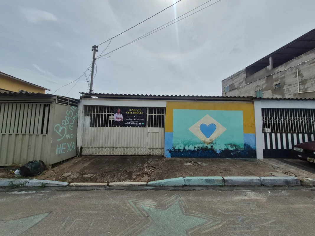 Casa à venda na QR 202 Conjunto D, Santa Maria - DF- 2 quartos;- 1 banheiro ; - ...