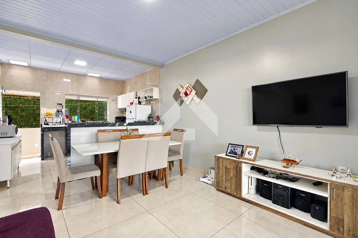 OPORTUNIDADE! DUAS CASAS NO MESMO LOTE - IDEAL PARA MORAR E INVESTIR!Excelente o...
