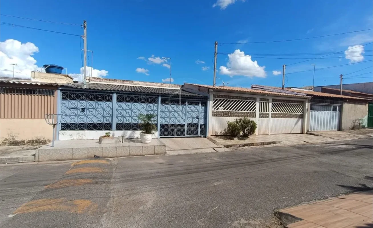 Vendo Casa em Samambaia Sul quadra 502 não aceita Financiamento.Casa bem dividid...