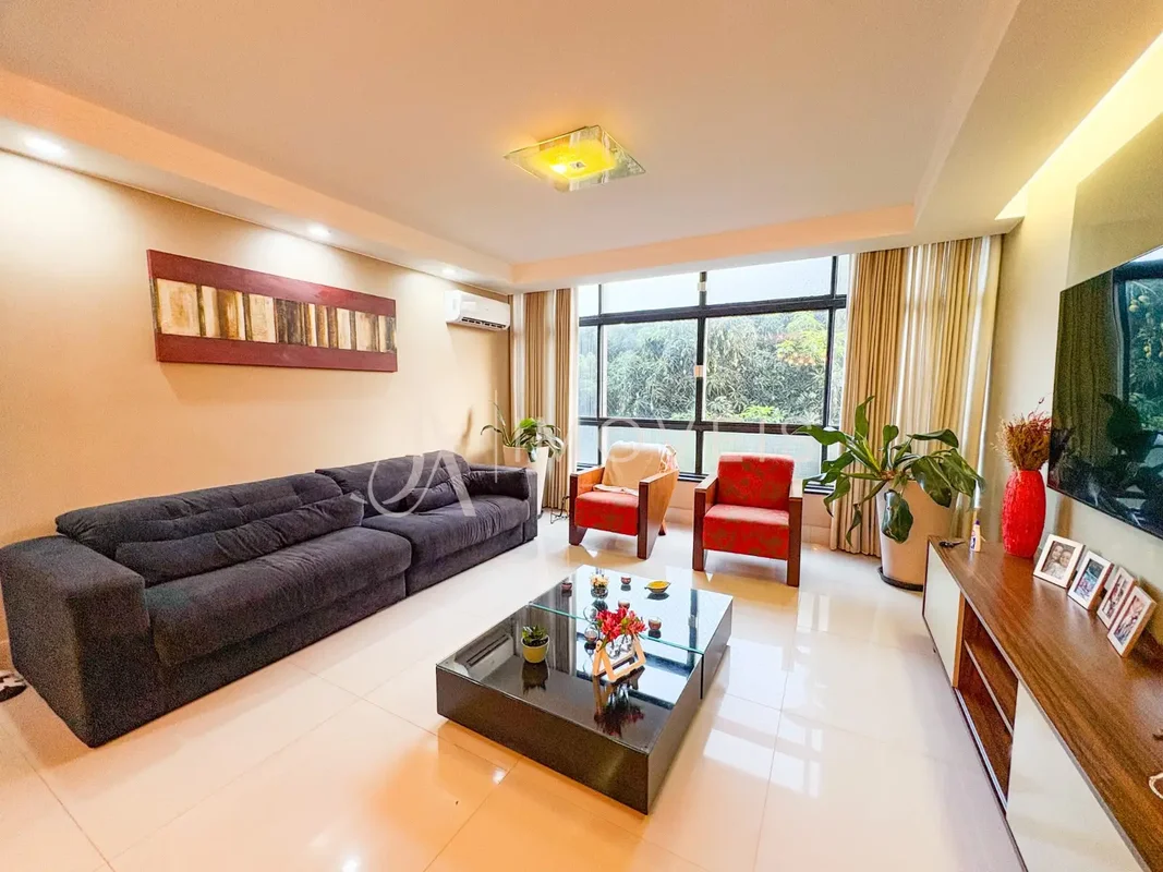 SQN 307 | 122 m² | 3 QUARTOS | SUÍTE | VAZADO | NASCENTE | 1 VAGAAmplo, reformad...