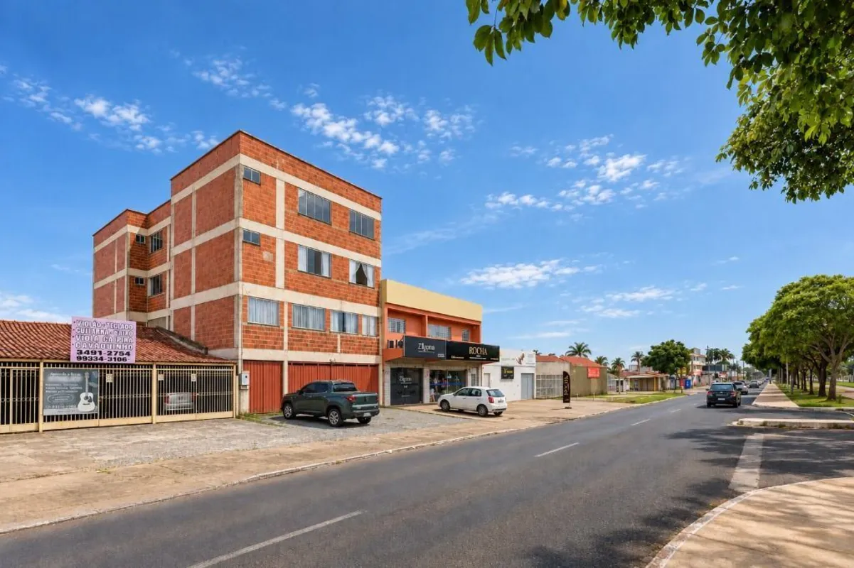 Prédio com loja e apartamentos na avenida principal da M NorteImóvel em área mis...