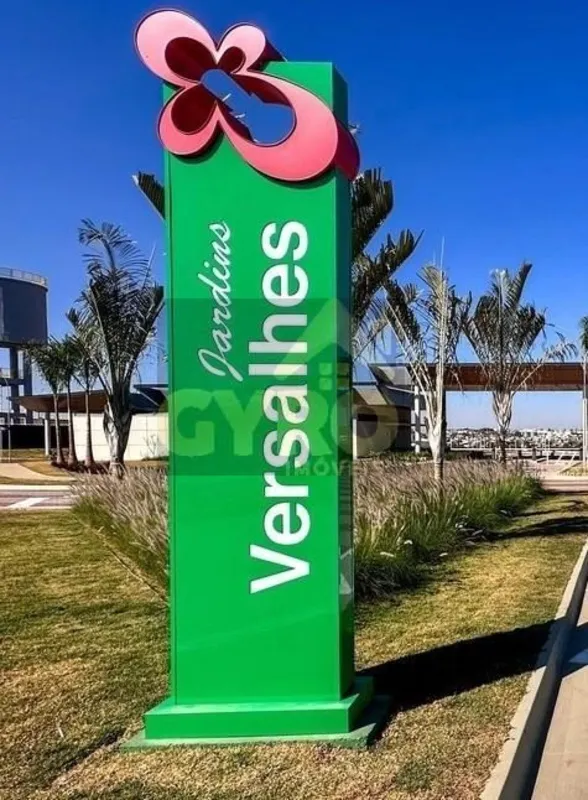 Condomínio Jardins Versalhes, com ótima topografia, proporcionando menor custo d...