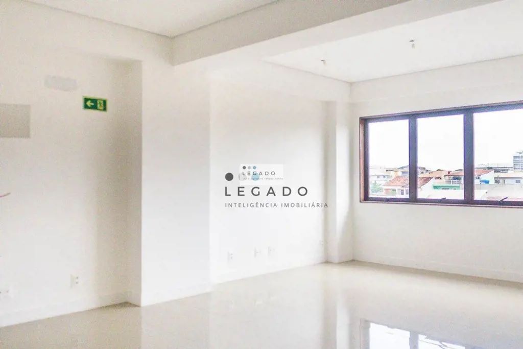 Sala em vão livre em ótima localização com vista livre e banheiro com ventilação...