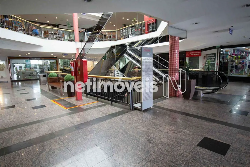 Vendo Loja localizada no Shopping Fashion Mall - EQS 302/303. Loja situada no pi...