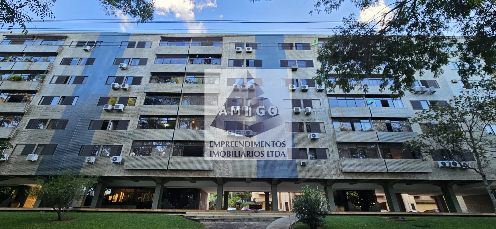 Apartamento vazado com 04 (quatro) sendo 01 (uma) suíte com armários em 03 (três...