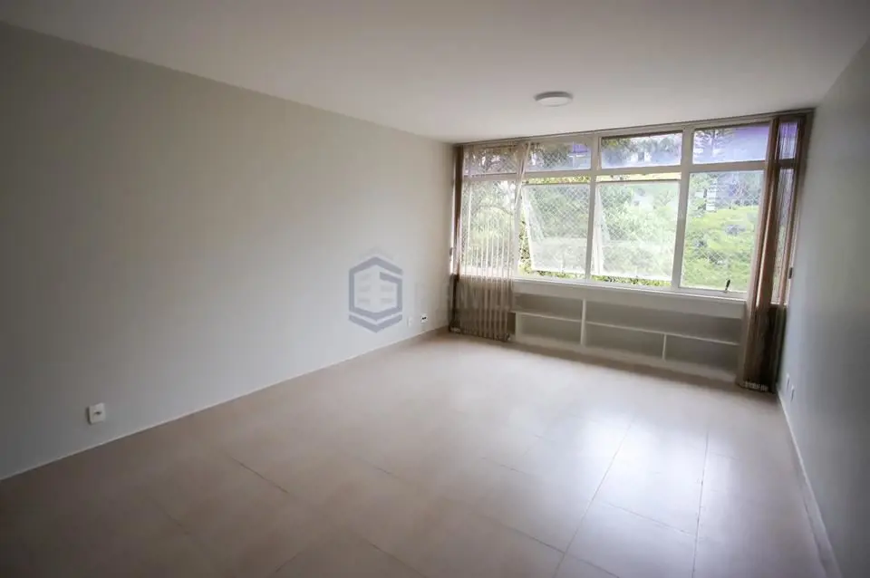 Granville Negócios Imobiliários Aluga:Apartamento vazado com armários, medindo 8...