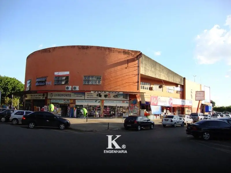 Edifício comercial de fácil acesso que possui salas comerciais, todas com banhei...