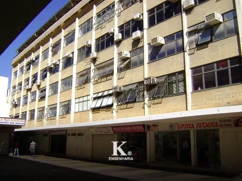 Edifício comercial com amplas salas de 40 m2 de área e banheiro privativo, local...