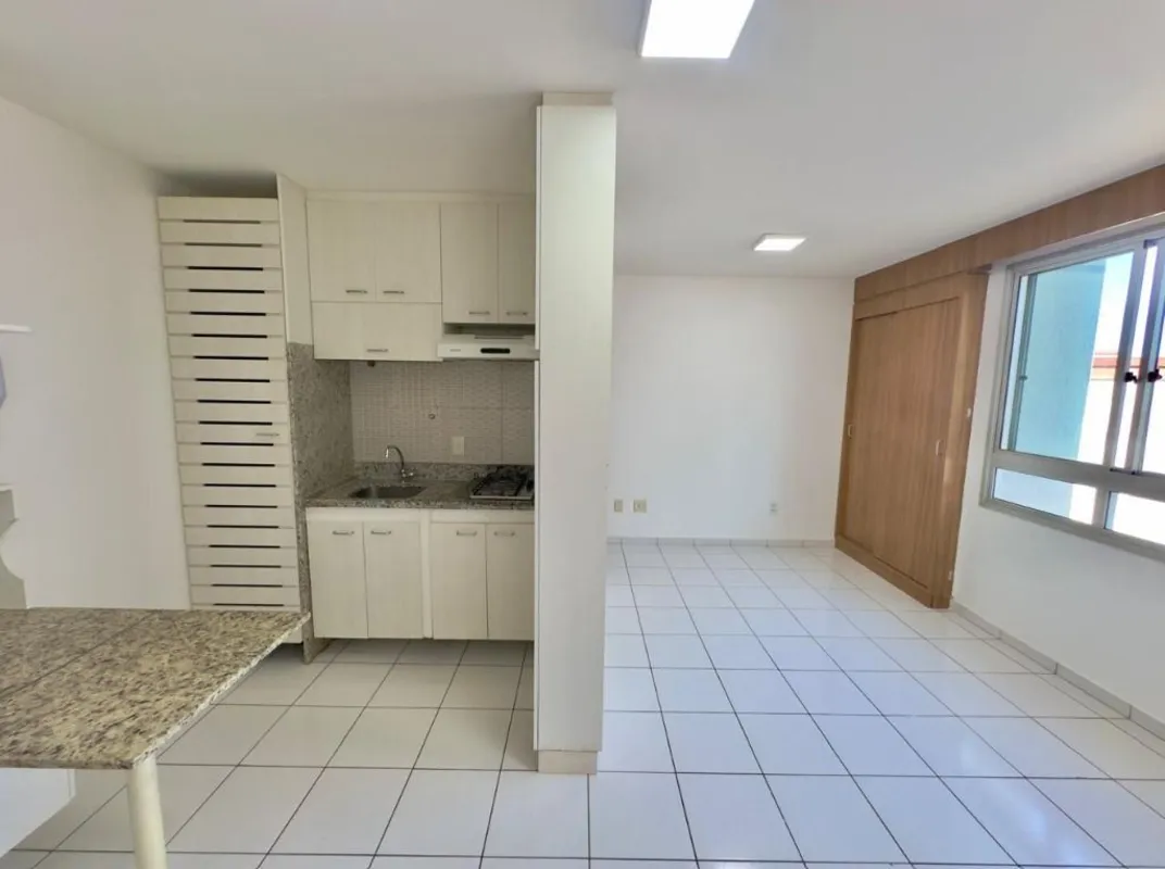 Ótima kit no Ed. Espaço Vienna no Sudoeste.Com 25,2m², situada no 1° andar do ed...