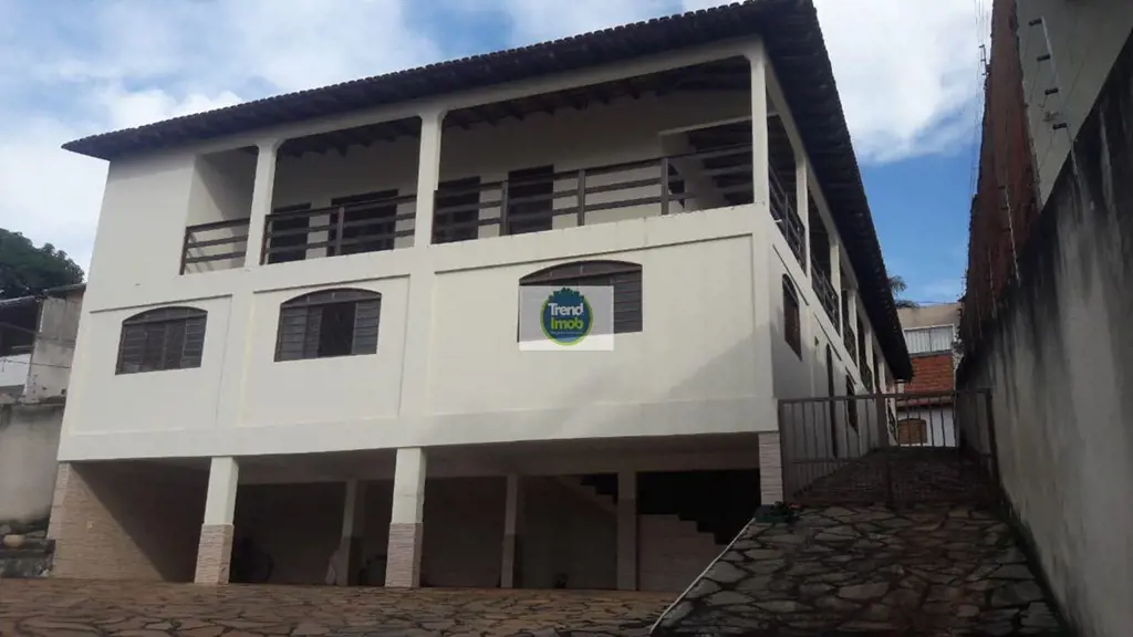 Com escritura, PRÓXIMO A EPTG!ACEITA PROPOSTA!!Casa Colonial composto por:6 quar...