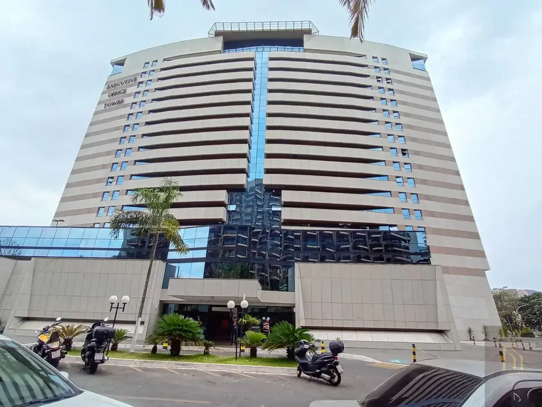 Oportunidade Sala Comercial executiva no Executive Office Tower localizado na SH...