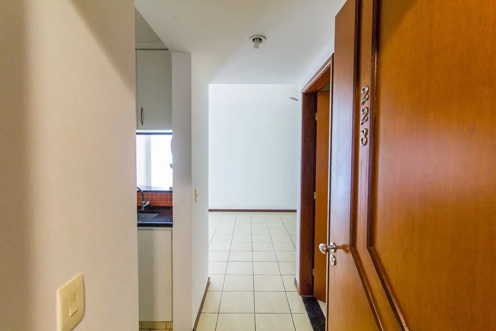 Apartamento composto por sala aconchegante, 1 quarto (sem armários), cozinha com...