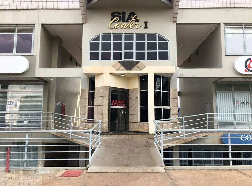 São 3 salas comerciais conjugadas, mobiliada, tendo ar condicionado em todos os ...