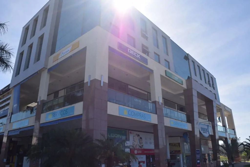 Vende-se ótima sala no Ed. Deck Norte no CA 01 do Lago Norte. A sala encontra-se...