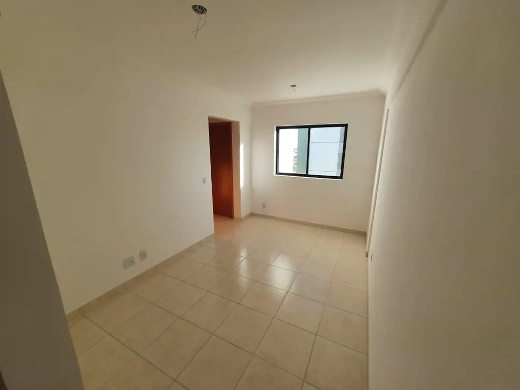 Aluga-se:Apartamento de 2 quartos com excelente acabamento.Localizado ao lado do...