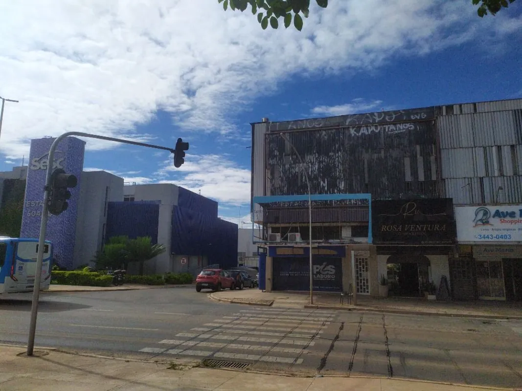 Loja de esquina com divisórias e banheiros privativos. Área construída: 320 m². ...