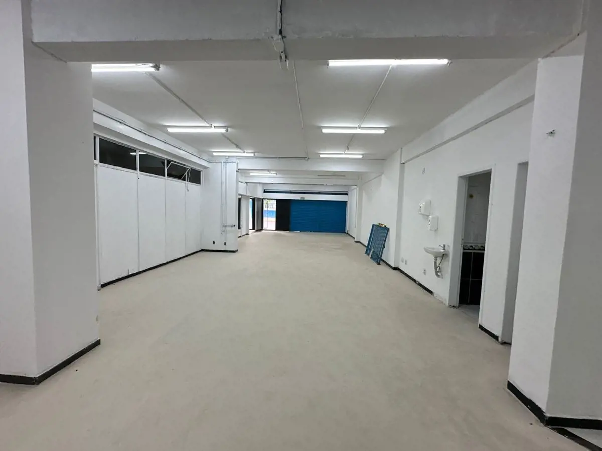 Loja com área privativa de 144 m² , localizada em frente ao Colégio Marista Cham...