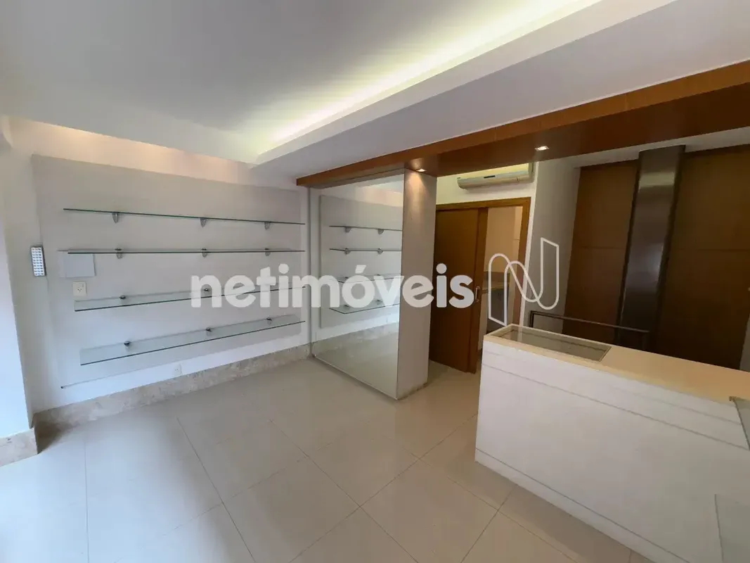 Composto de loja térrea e subsolo, com 2 banheiros, uma copa, piso em porcelanat...