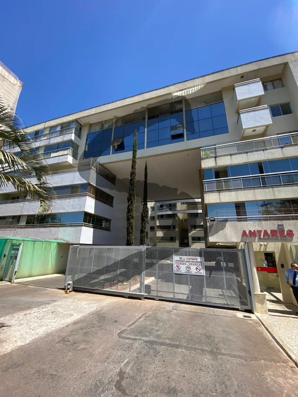  Compacto, funcional e muito bem localizado no Guará II, este apartamento foi pe...