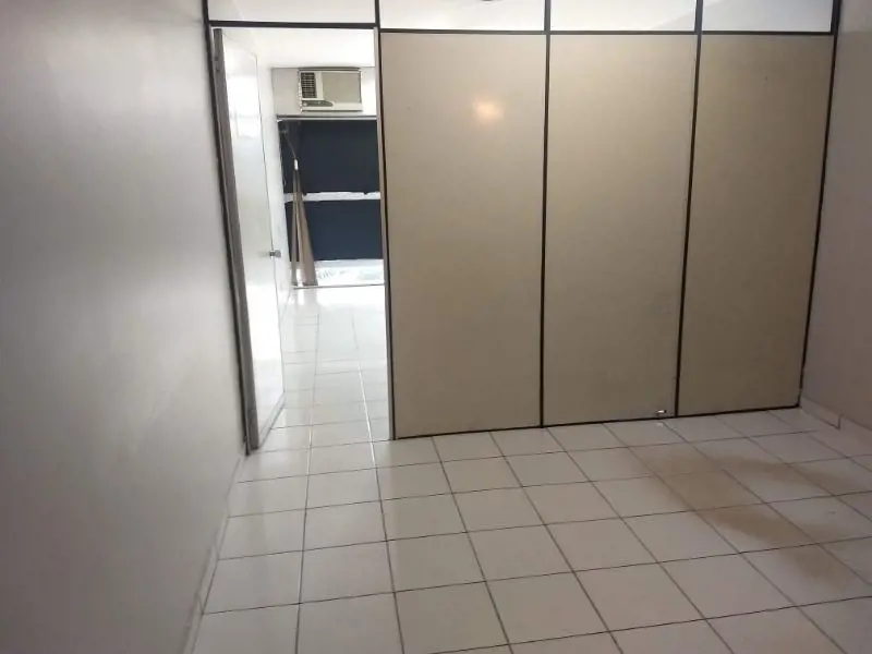 Alugamos SALA no Ed. Brasília Rádio Center, composta de:- Sala dividida em dois ...