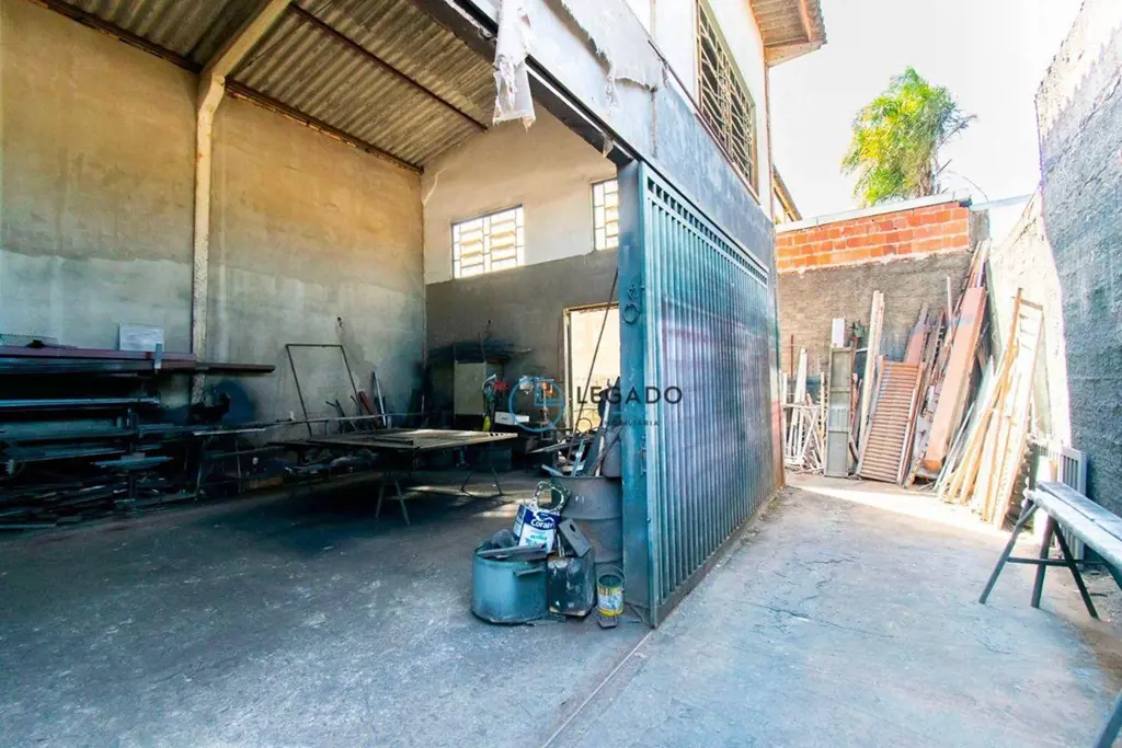 Galpão com pé-direiro de 6 m.Escritório no mezanino.Banheiros e recepção.Excelen...