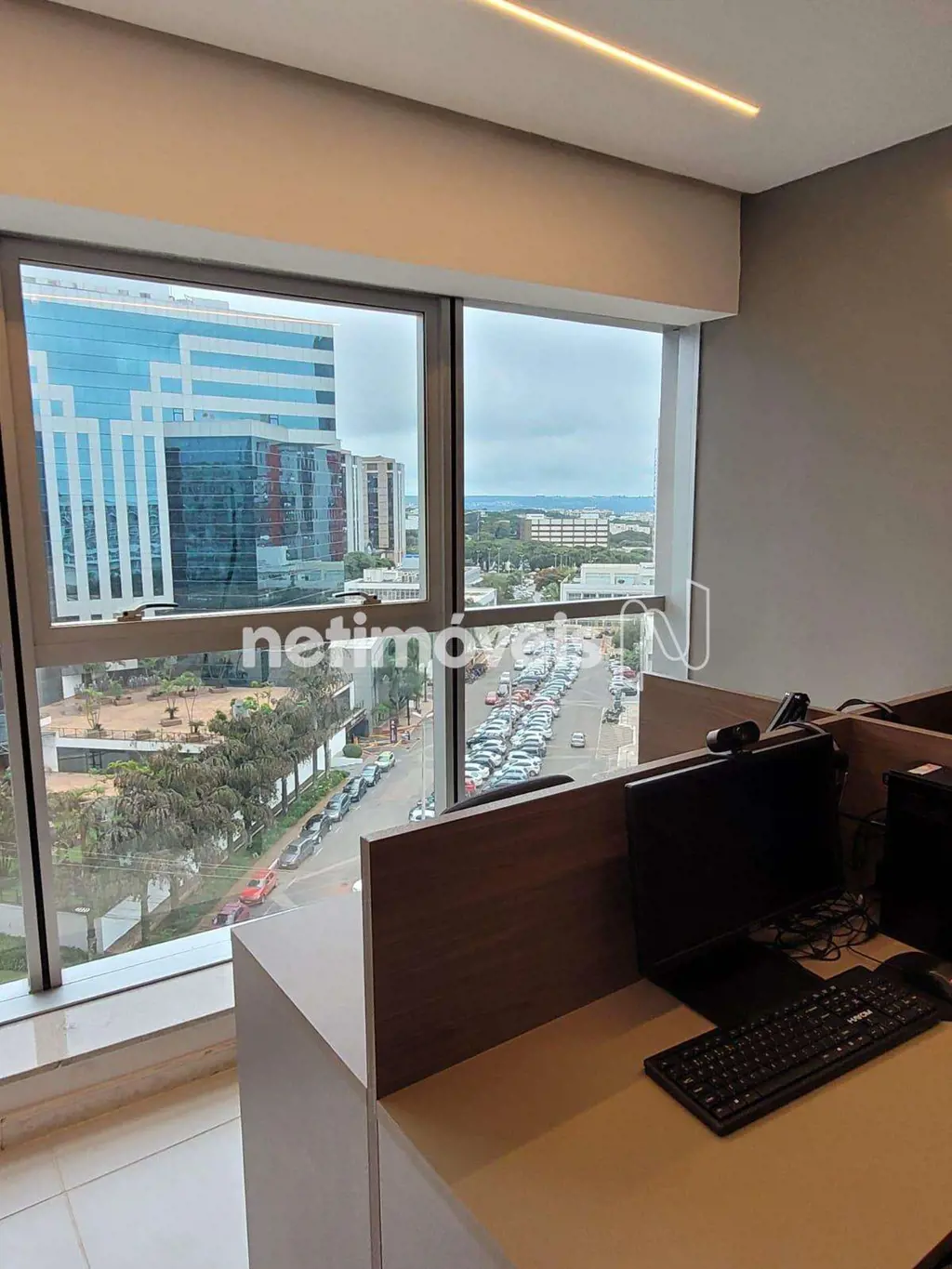 Sala comercial de 27.38 m², com vista livre, banheiro privativo, piso vinílico e...