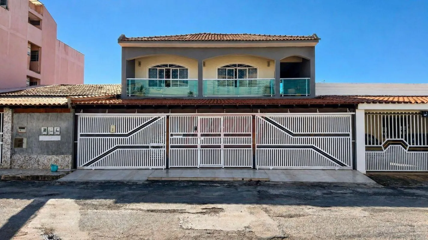 1. ResumoSobrado reformado | 4 Quartos, sendo 1 suíte com closet | 2 salas ampla...